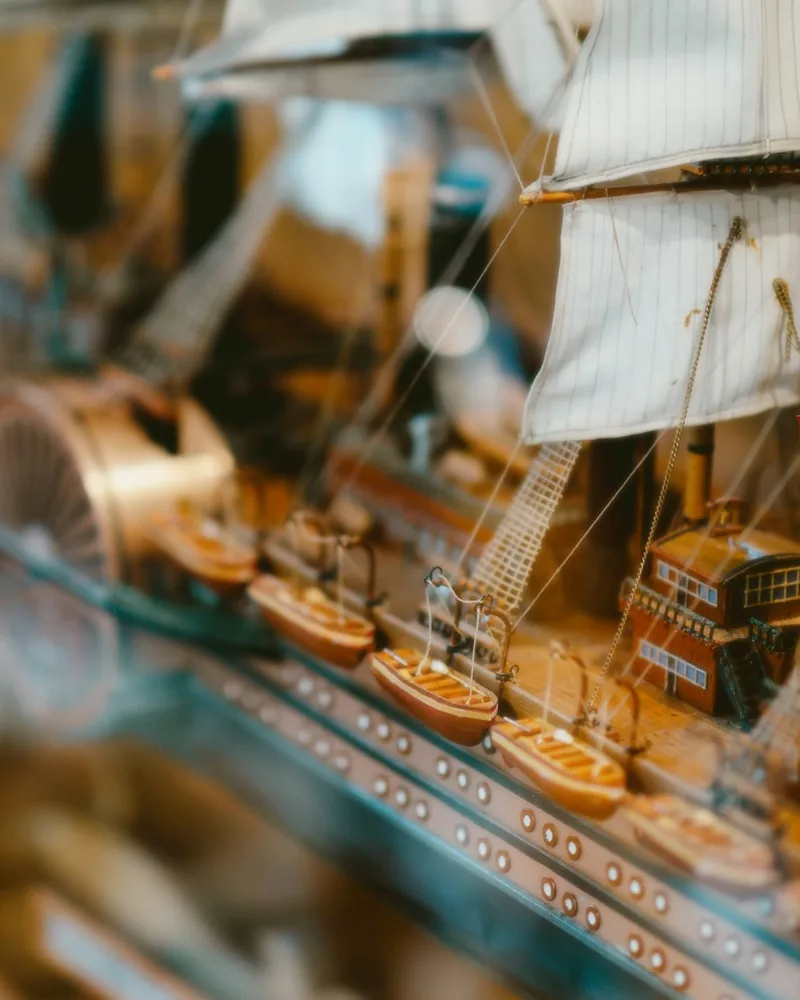 Detalle de la cubierta de un modelo naval con botes, obenques y jarcia de labor a escala